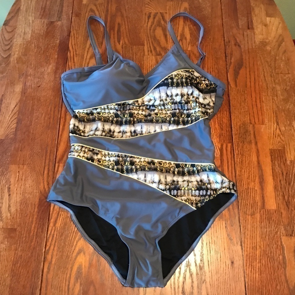 ONE Piece Swimsuit - Picture 4 of 7